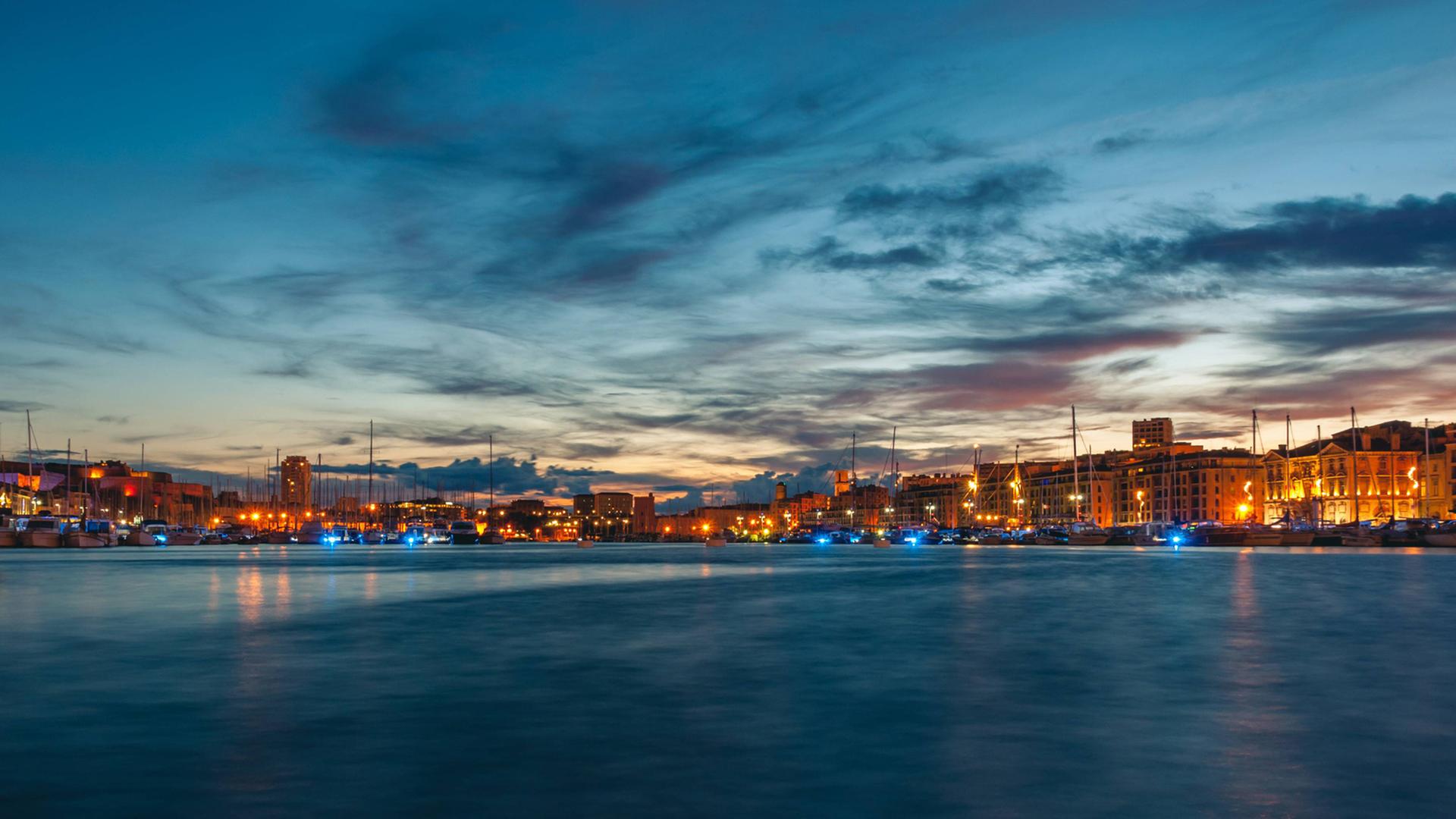 Hafen von Marseille in Abenddämmerung mit vielen bunten Lichtern Hafen von Marseille in Abenddämmerung mit vielen bunten Lichtern