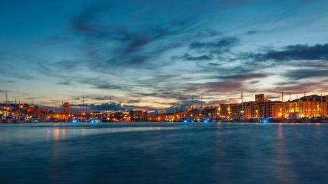 Hafen von Marseille in Abenddämmerung mit vielen bunten Lichtern
