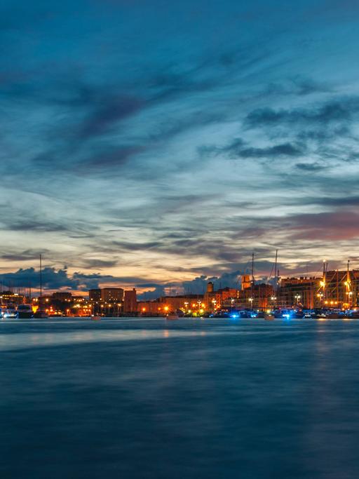 Hafen von Marseille in Abenddämmerung mit vielen bunten Lichtern