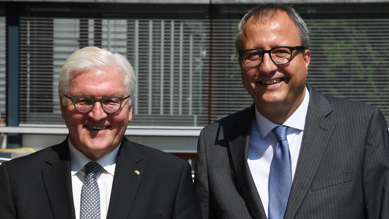 Andreas Voßkuhle (r), Präsident des Bundesverfassungsgerichts, steht am 21.06.2017 vor dem Bundesverfassungsgericht in Karlsruhe (Baden-Württemberg) mit Bundespräsident Frank-Walter-Steinmeier zusammen. Anlass ist der Antrittsbesuch von Steinmeier an dem Gericht Andreas Voßkuhle (r), Präsident des Bundesverfassungsgerichts, steht am 21.06.2017 vor dem Bundesverfassungsgericht in Karlsruhe (Baden-Württemberg) mit Bundespräsident Frank-Walter-Steinmeier zusammen. Anlass ist der Antrittsbesuch von Steinmeier an dem Gericht
