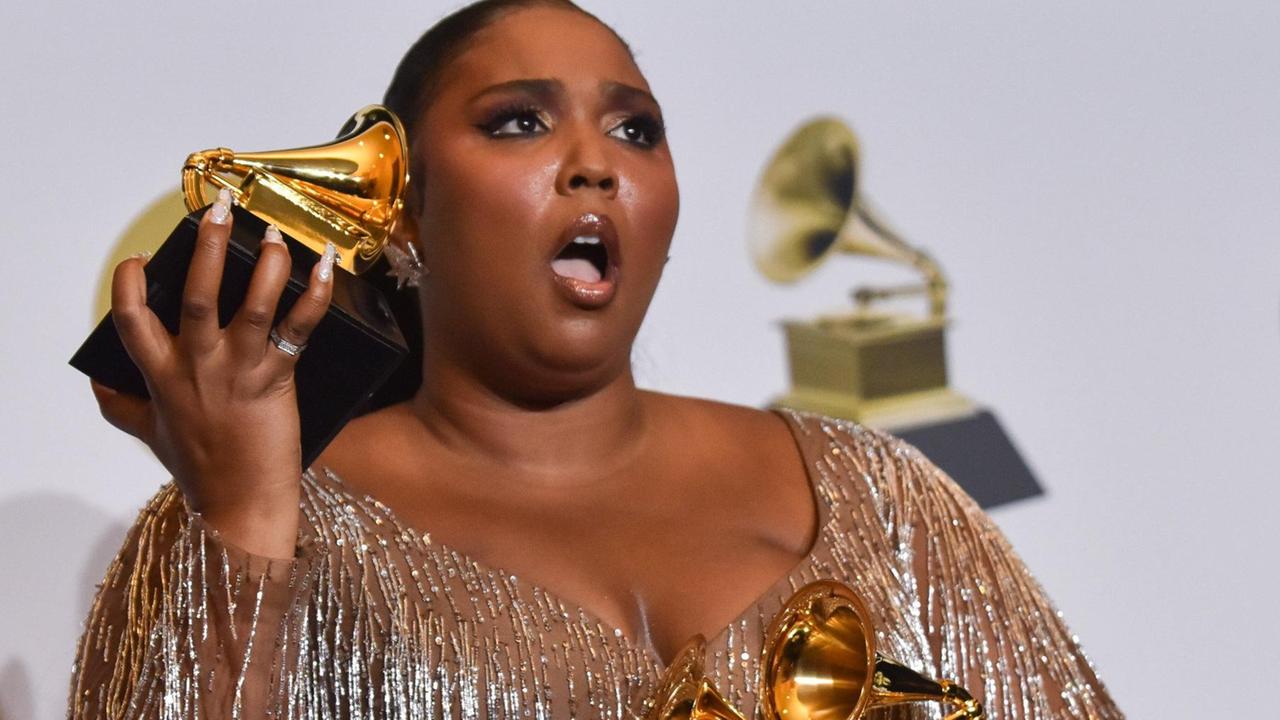Lizzo posiert backstage bei den 62. Grammy Awards mit ihren drei Trophäen. Lizzo posiert backstage bei den 62. Grammy Awards mit ihren drei Trophäen.