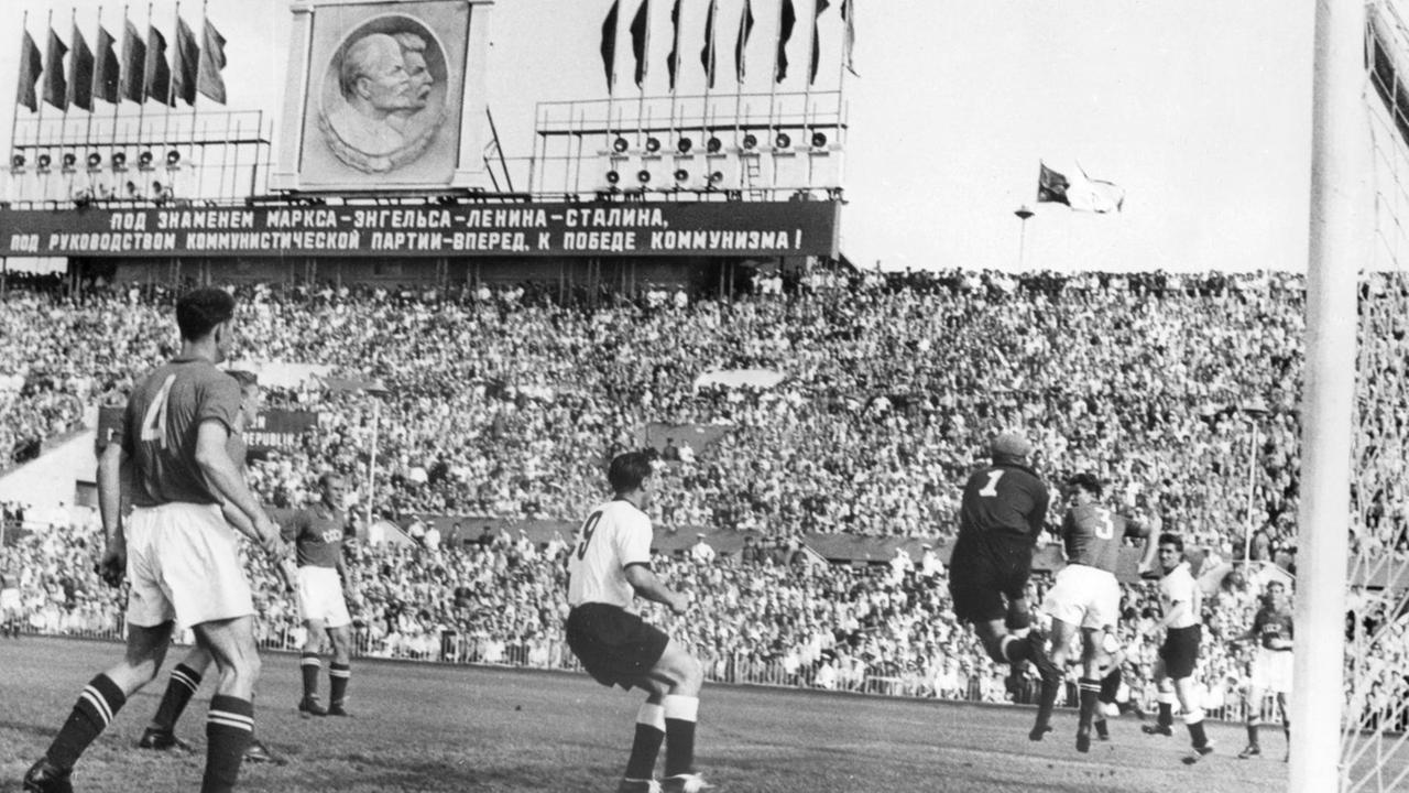 Länderspiel zwischen der UdSSR und der DFB-Auswahl im August 1955. Länderspiel zwischen der UdSSR und der DFB-Auswahl im August 1955.