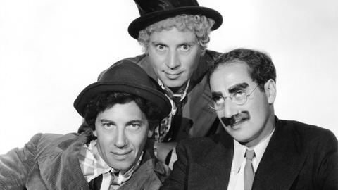 Die drei Marx Brüder Chico, Harpo und Groucho (v.l.n.r.) bei einem Fotoshooting in Verkleidung.