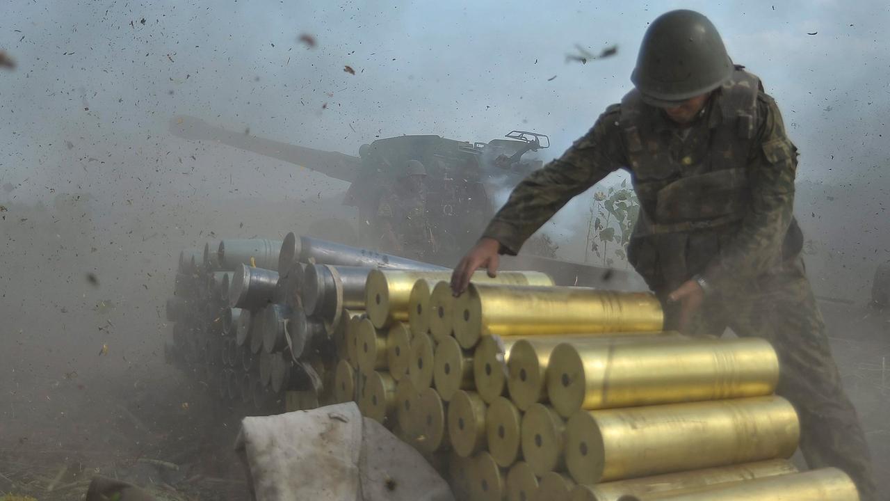 Ein ukrainischer Soldat in Lugansk neben einem Panzer. Er stapelt Patronen. Ein ukrainischer Soldat in Lugansk neben einem Panzer. Er stapelt Patronen.