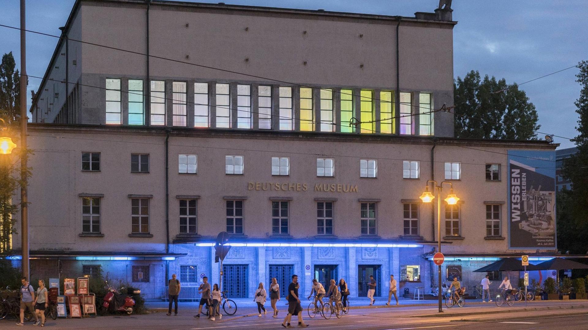 Blau beleuchtete Nordfassade des Deutschen Museums an der Reichenbachbrücke in München bei Nacht