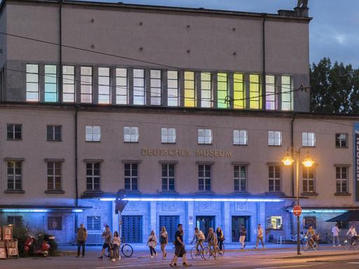 Blau beleuchtete Nordfassade des Deutschen Museums an der Reichenbachbrücke in München bei Nacht