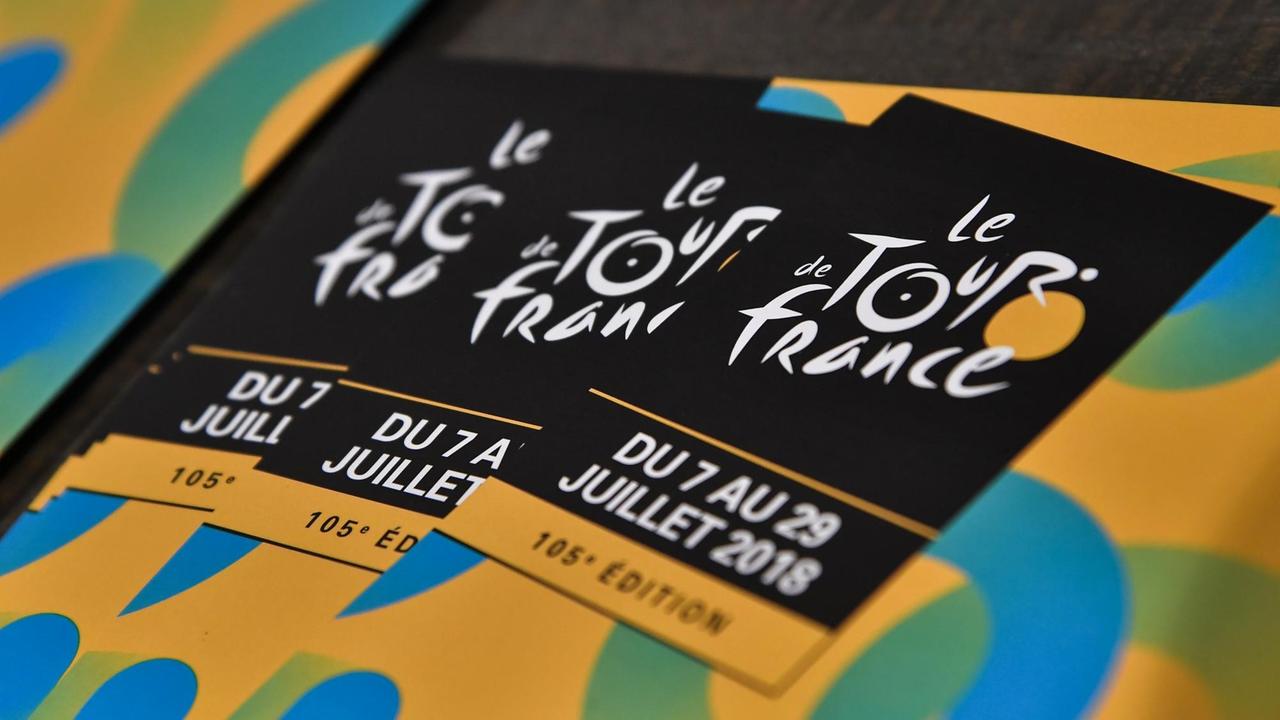 Broschüren mit Logo der Tour de France 2018