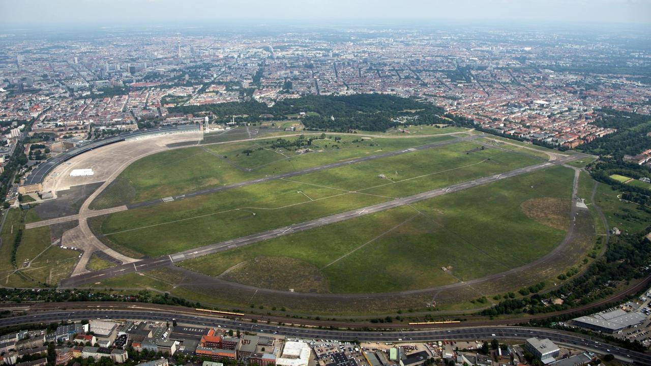 Luftaufnahme des ehemaligen Flughafens Tempelhof in Berlin Luftaufnahme des ehemaligen Flughafens Tempelhof in Berlin