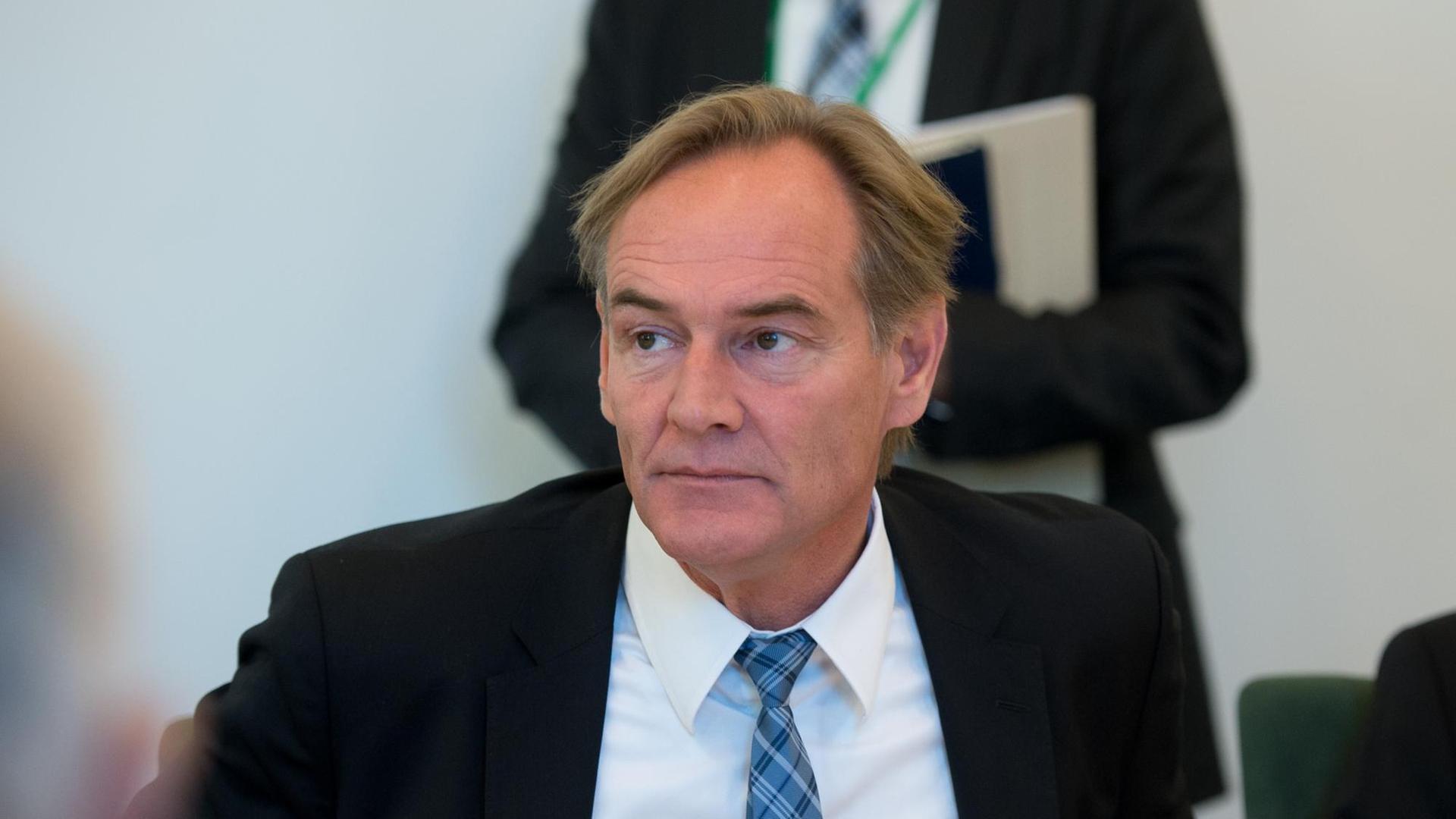 Der Oberbürgermeister von Leipzig, Burkhard Jung (SPD), hat am 30.09.2015 zum Spitzengespräch Asyl zwischen dem Freistaat Sachsen, Landkreisen und Kommunen in der Staatskanzlei in Dresden (Sachsen) seinen Platz eingenommen. Der Oberbürgermeister von Leipzig, Burkhard Jung (SPD), hat am 30.09.2015 zum Spitzengespräch Asyl zwischen dem Freistaat Sachsen, Landkreisen und Kommunen in der Staatskanzlei in Dresden (Sachsen) seinen Platz eingenommen.