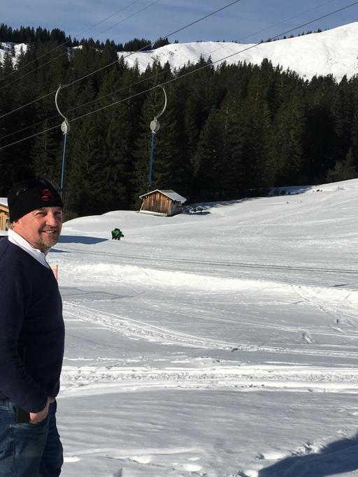 Berni Huber, Ex-Weltcupskifahrer und Geschäftsführer des Skigebiets Grasgehren, steht vor dem baumlosen Gipfel des Riedberger Horns.