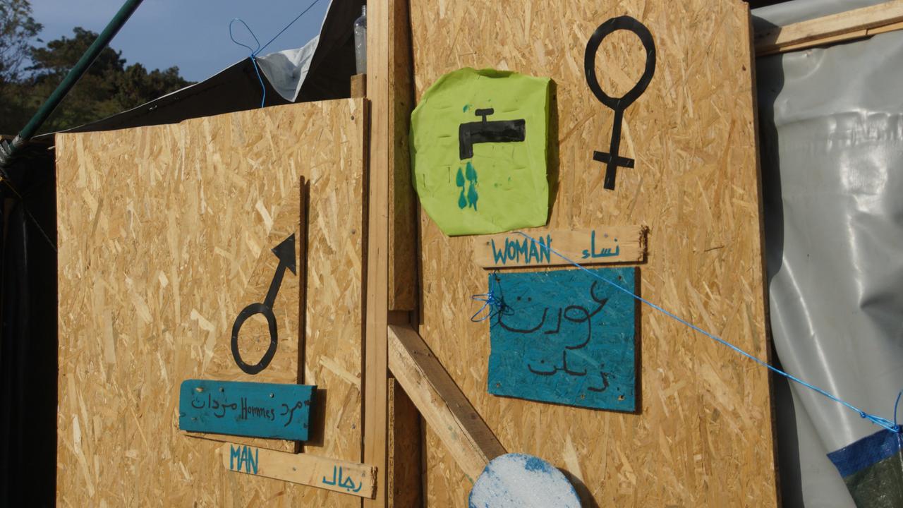 Selbstgezimmertes Toilettenhaus im Flüchtlingscamp auf Lesbos Selbstgezimmertes Toilettenhaus im Flüchtlingscamp auf Lesbos