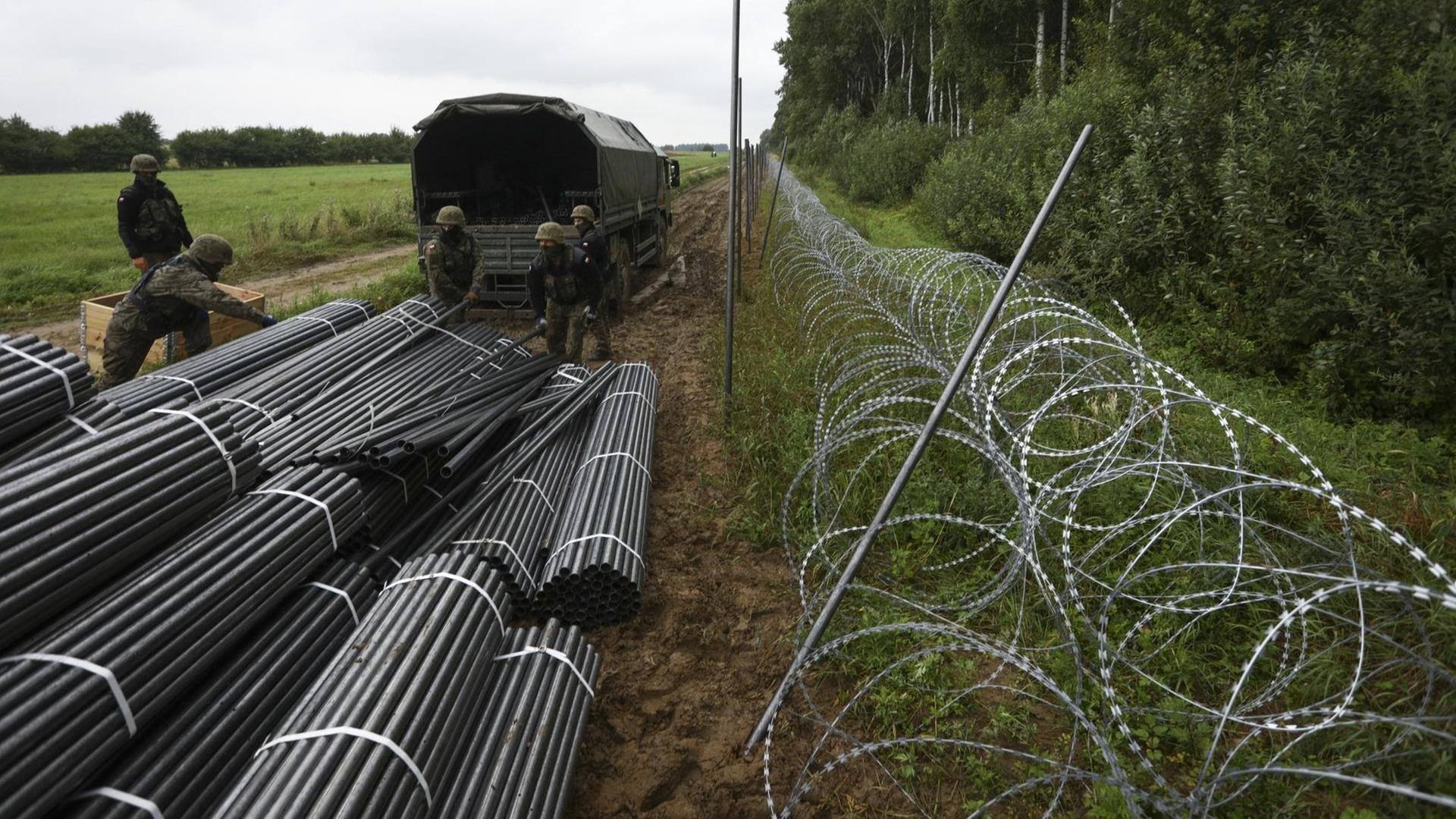 Polnische Soldaten, bauen einen Zaun an der Grenze zu Belarus auf. Polnische Soldaten, bauen einen Zaun an der Grenze zu Belarus auf.