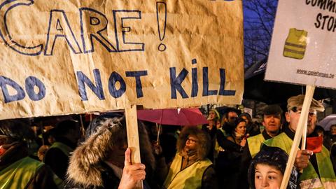 Aktivisten protestieren mit dem Slogan "Do not kill" gegen Sterbehilfe für Kinder in Brüssel