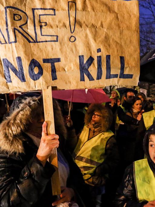 Aktivisten protestieren mit dem Slogan "Do not kill" gegen Sterbehilfe für Kinder in Brüssel