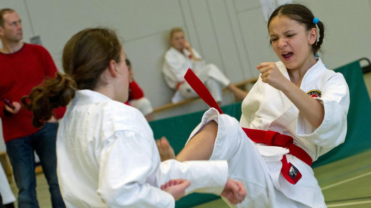 Am 25.02.2012 nahmen über 150 Kinder und Jugendliche aus 11 Vereinen an der ersten offenen Kinder- und Kadetten-Karatemeisterschaft im traditionellen Karate, ausgerichtet vom Fachverband Shotokan Ryu in Deutschland e.V. (SRD e.V.) teil. Am 25.02.2012 nahmen über 150 Kinder und Jugendliche aus 11 Vereinen an der ersten offenen Kinder- und Kadetten-Karatemeisterschaft im traditionellen Karate, ausgerichtet vom Fachverband Shotokan Ryu in Deutschland e.V. (SRD e.V.) teil.