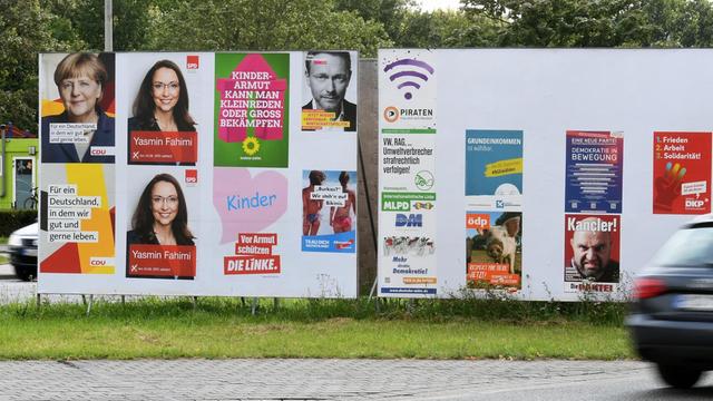 Plakate unterschiedlicher Parteien sind auf einer Wand in Hannover (Niedersachsen) zu sehen.