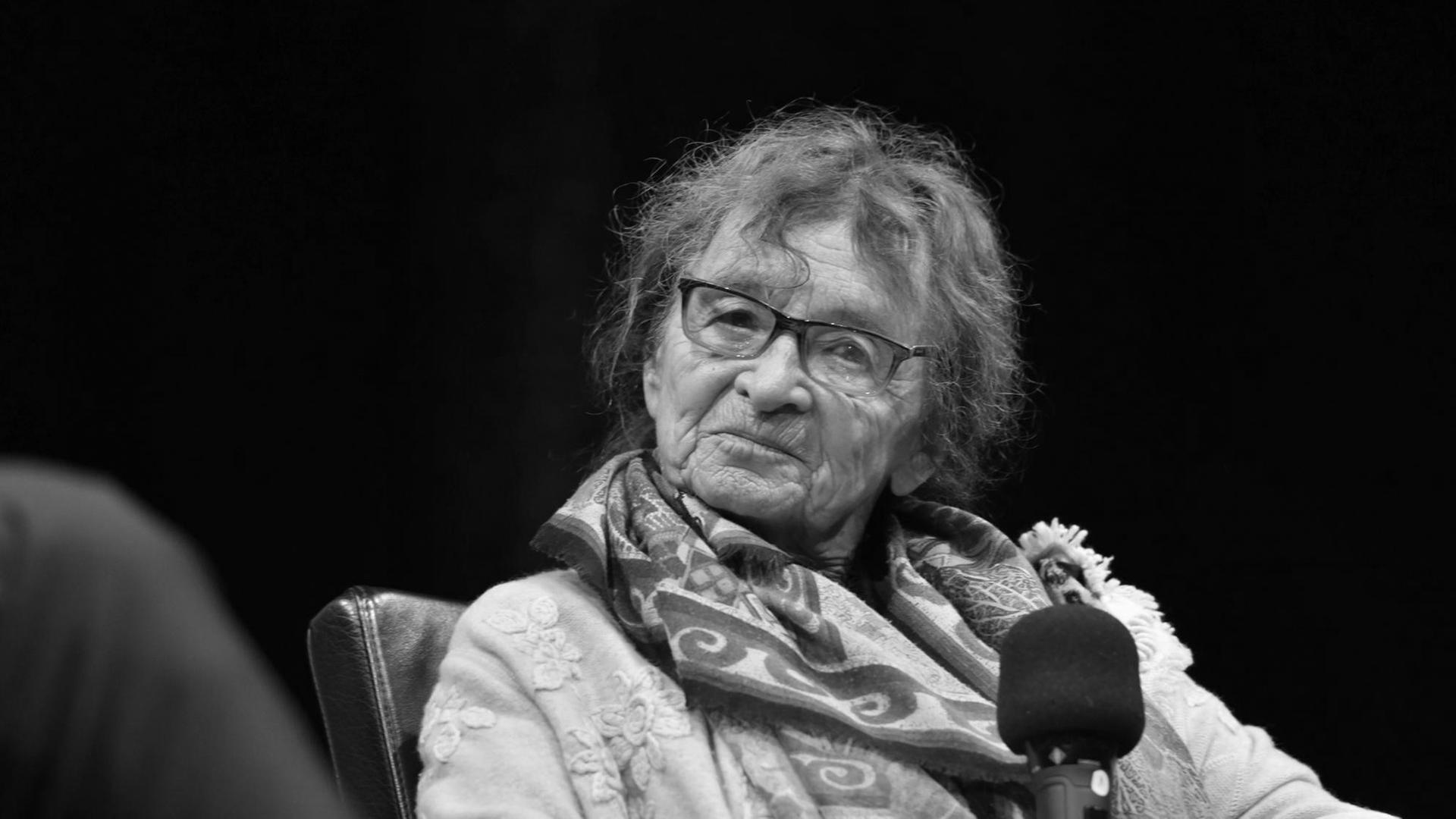 Ágnes Heller mit Brille schaut in die Kamera. Ágnes Heller mit Brille schaut in die Kamera.