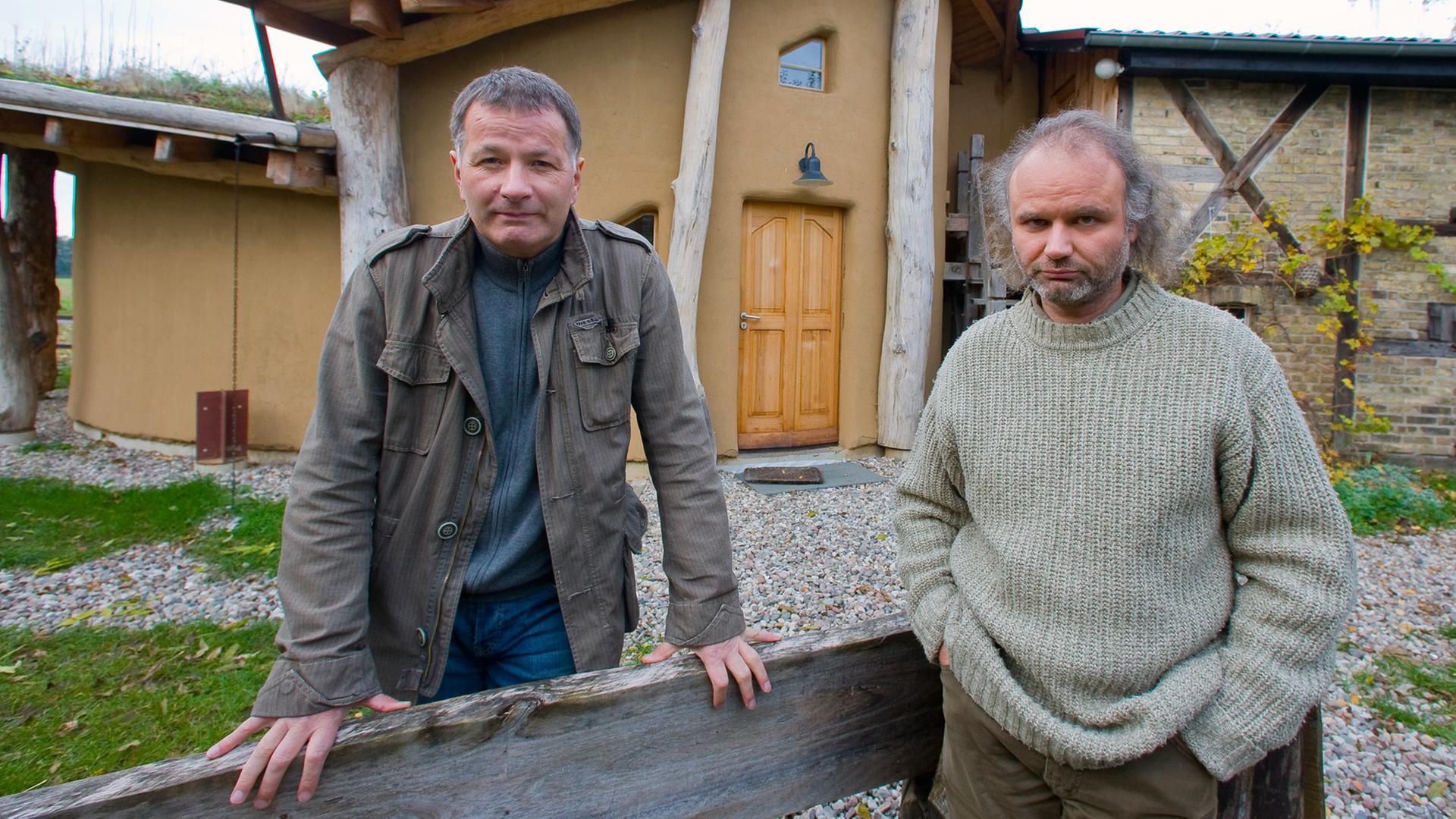 Der Schauspieler Thomas Rühmann (l) und der Musiker Tobias Morgenstern, Betreiber des Theaters am Rand im brandenburgischen Zollbrücke im Oderbruch, vor ihrer Spielstätte (aufgenommen 2008). Der Schauspieler Thomas Rühmann (l) und der Musiker Tobias Morgenstern, Betreiber des Theaters am Rand im brandenburgischen Zollbrücke im Oderbruch, vor ihrer Spielstätte (aufgenommen 2008).