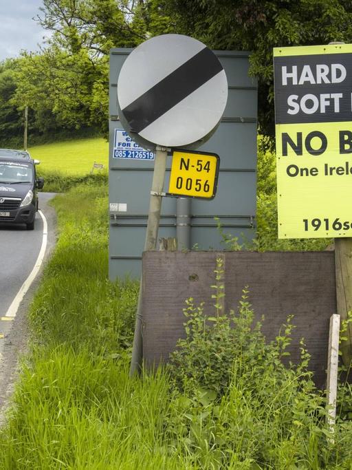 Innereuropäische Grenze zwischen der Republik Irland und Nordirland, die nach den Brexit-Verhandlungen zwischen der EU und Großbritannien zu einer harten Grenze werden könnte, Blacklion, County Cavan, Irland, Europa