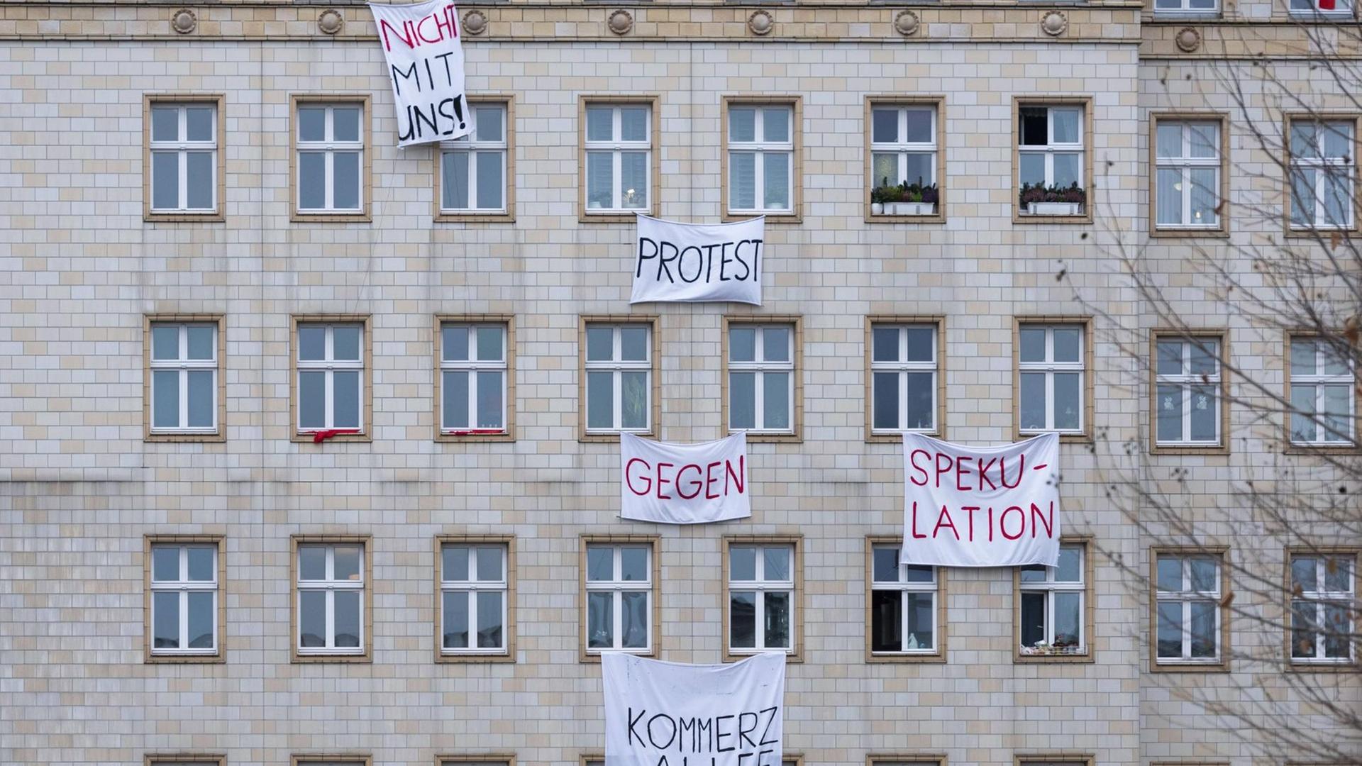 Protestransparante hängen an den Wohnhäusern in der Karl-Marx-Allee in Berlin-Friedrichshain