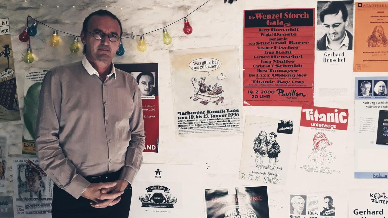 Autor Gerhard Henschel in einer Garage voller Erinnerungen Autor Gerhard Henschel in einer Garage voller Erinnerungen
