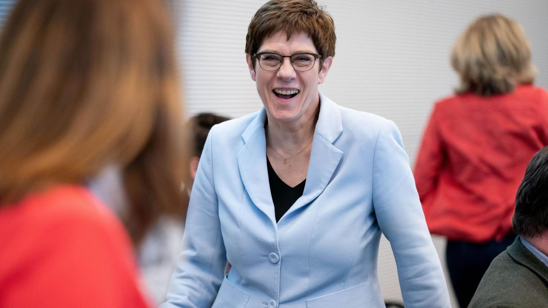 Annegret Kramp-Karrenbauer lacht Annegret Kramp-Karrenbauer lacht
