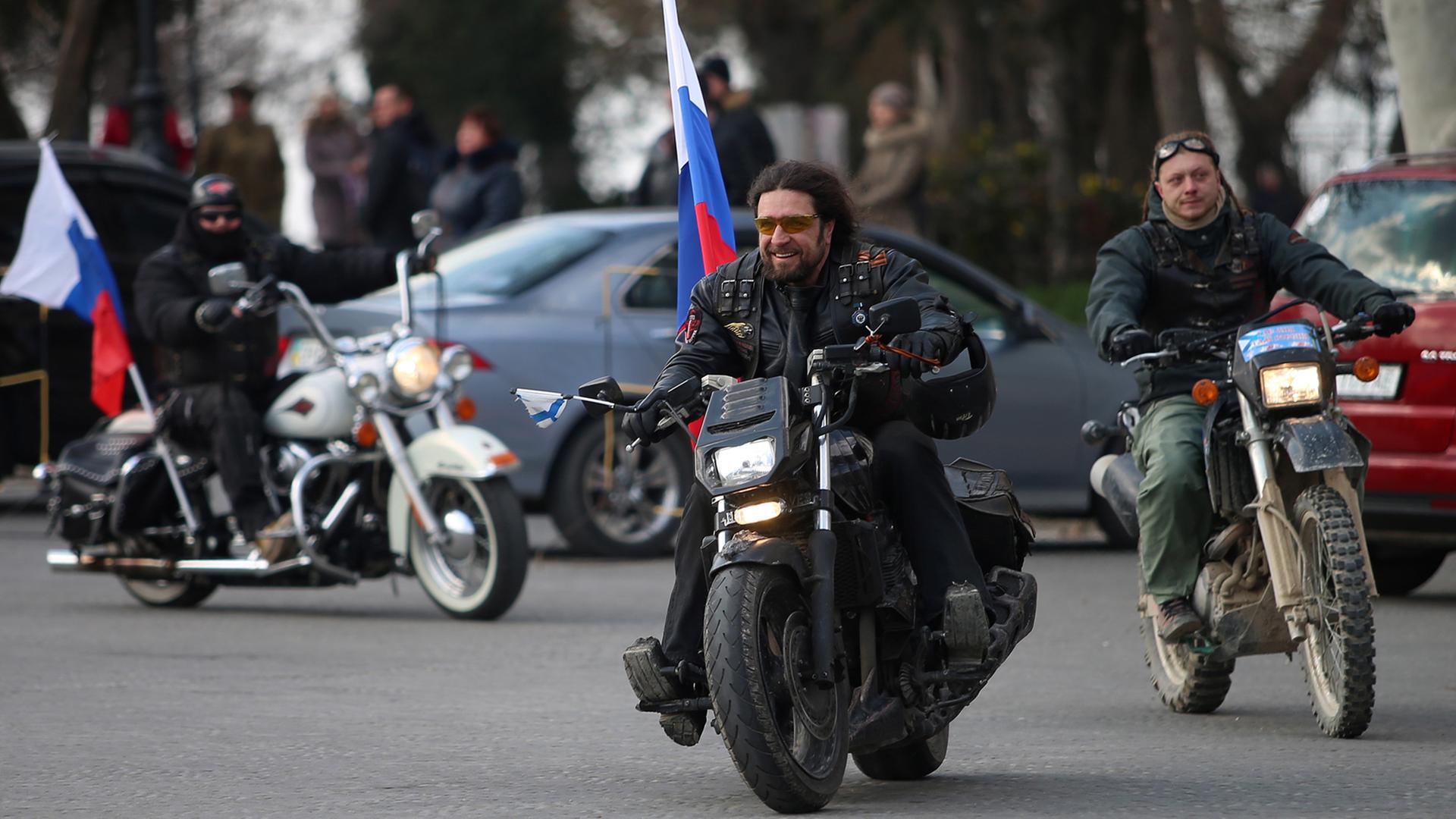 Der Anführer der Rocker-Gang "Nachtwölfe", Alexander Zaldostanow, fährt mit anderen Bikern durch Sewastopol. Der Anführer der Rocker-Gang "Nachtwölfe", Alexander Zaldostanow, fährt mit anderen Bikern durch Sewastopol.