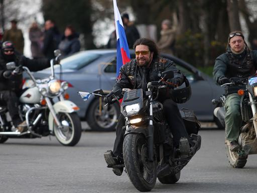 Der Anführer der Rocker-Gang "Nachtwölfe", Alexander Zaldostanow, fährt mit anderen Bikern durch Sewastopol.