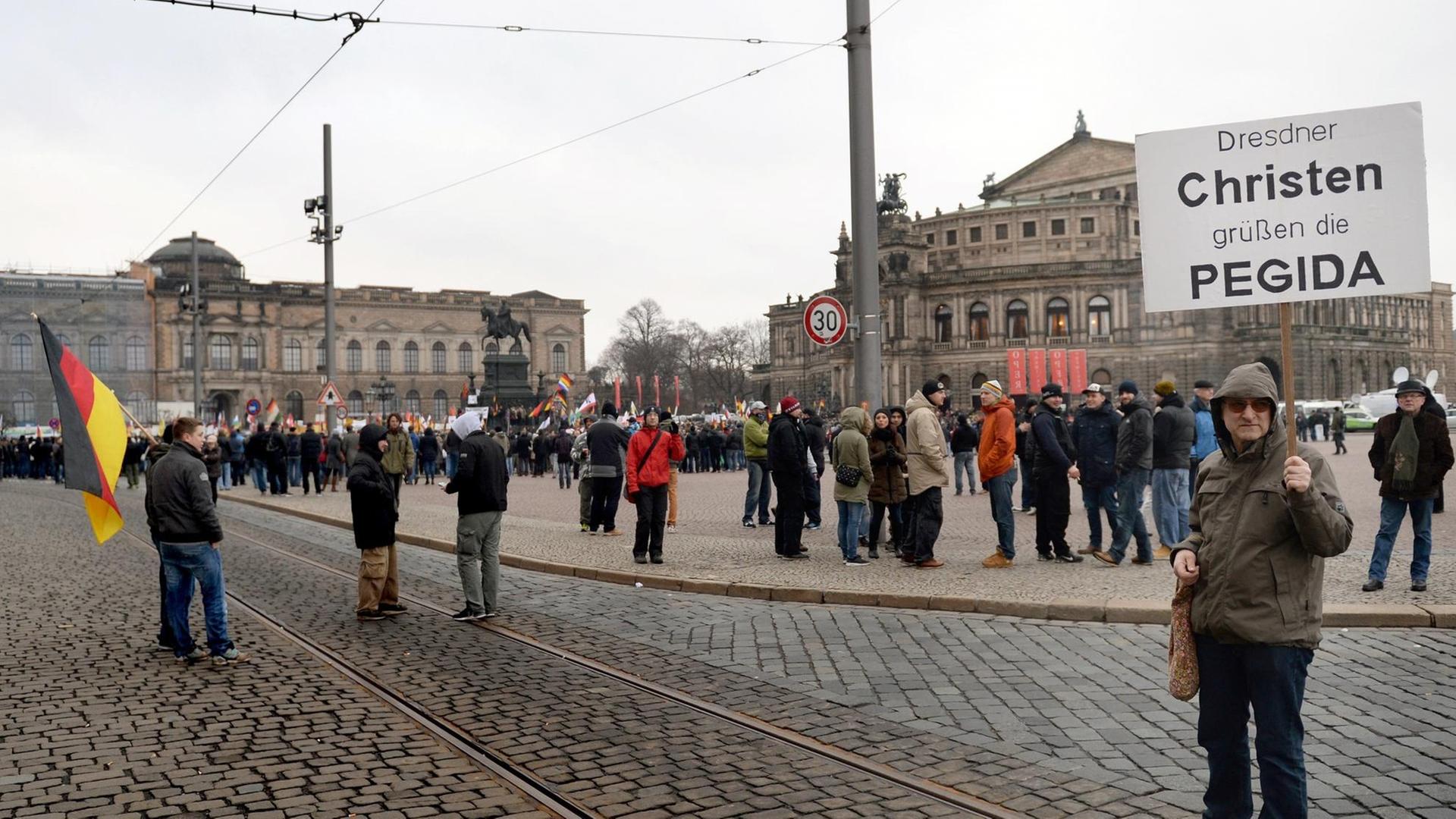 Teilnehmer einer Veranstaltung der Pegida demonstrieren in Dresden Teilnehmer einer Veranstaltung der Pegida demonstrieren in Dresden