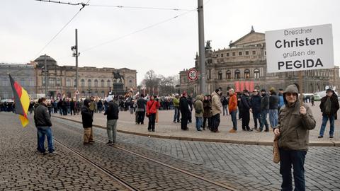 Teilnehmer einer Veranstaltung der Pegida demonstrieren in Dresden