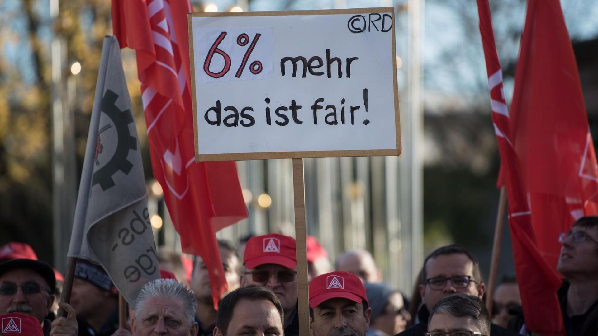Teilnehmer einer Kundgebung der IG Metall in Böblingen 15.11.17