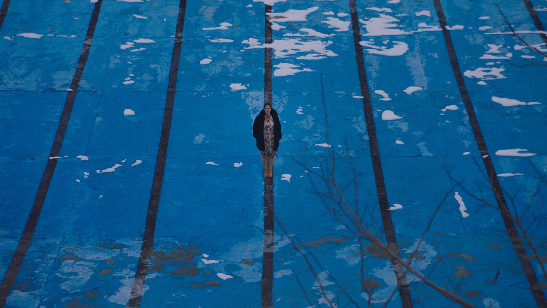 Petrunya im leeren Schwimbad Petrunya im leeren Schwimbad