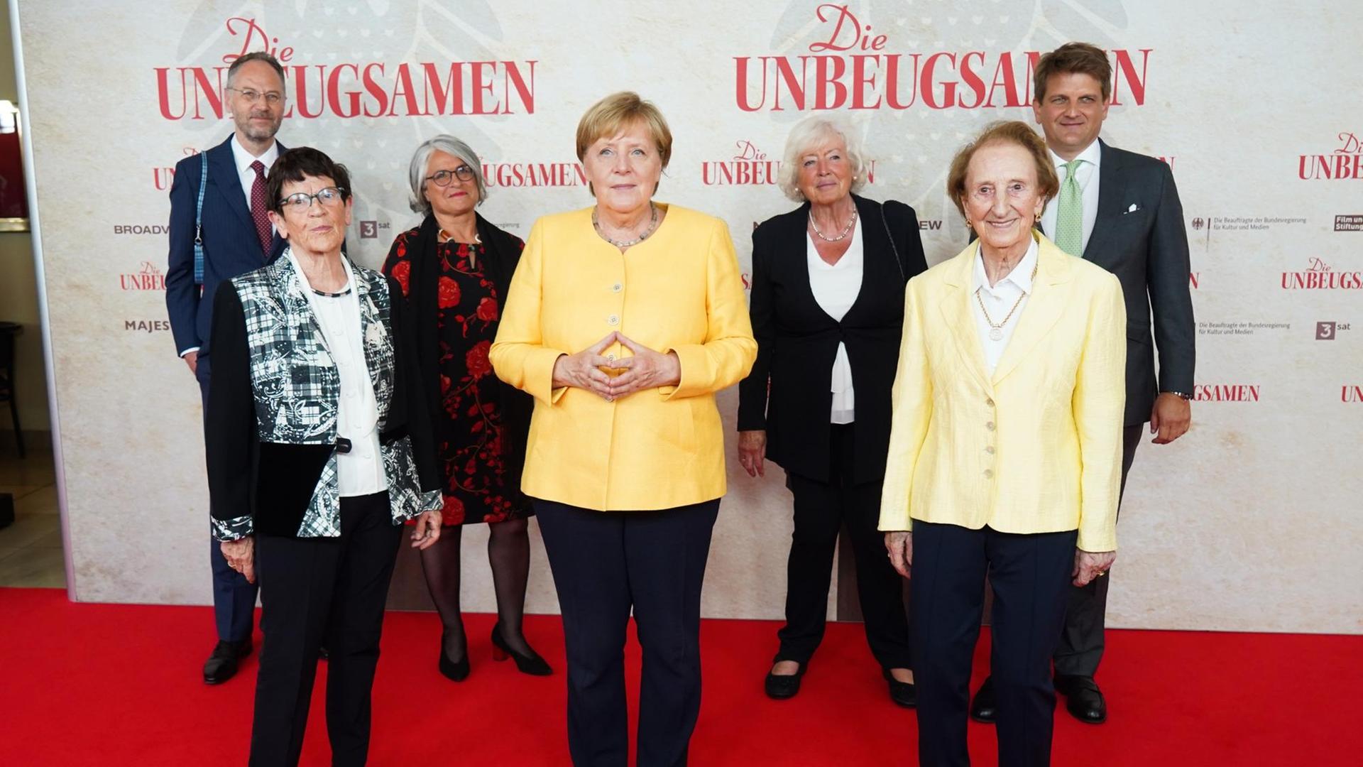 Regisseur Torsten Körner (l) bei der Premiere seines Dokumentarfilms "Die Unbeugsamen" mit den ehemaligen und amtierenden Politikerinnen Regisseur Torsten Körner (l) bei der Premiere seines Dokumentarfilms "Die Unbeugsamen" mit den ehemaligen und amtierenden Politikerinnen