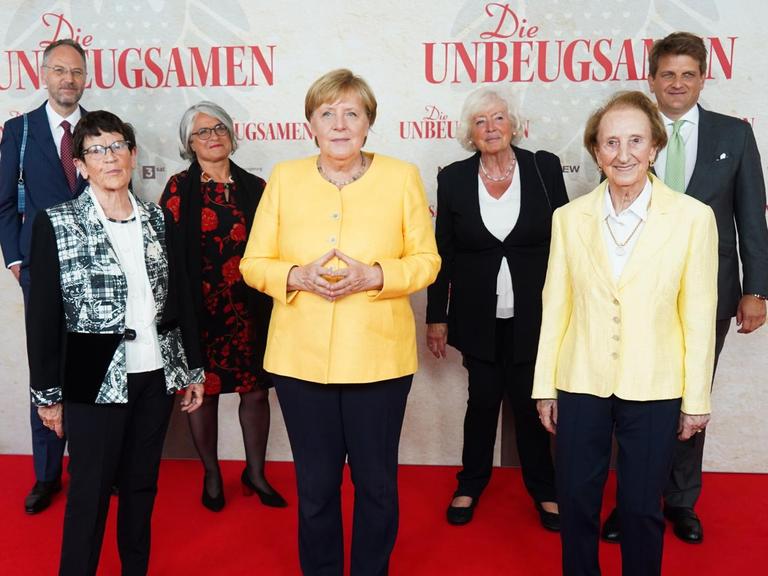 Regisseur Torsten Körner (l-r) posiert zur Prämiere seines Dokumentarfilms "Die Unbeugsamen" im Berliner Delphi-Filmpalast mit den ehemaligen und amtierenden Politikerinnen Rita Süssmuth (CDU), Christa Nickels (Bündnis90/Die Grünen), Bundeskanzlerin Angela Merkel (CDU), Renate Schmidt (SPD), Roswitha Verhülsdonk (CDU) und dem Produzenten Leopold Hoesch. Der Film zeigt, wie Frauen in der Bonner Republik um ihre politische Teilhabe kämpfen mussten.