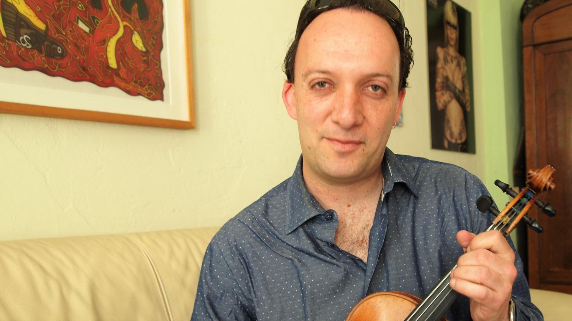 Daniel Weltlinger zeigt die Violine, der er sein neues Album "Szolnok" gewidmet hat.