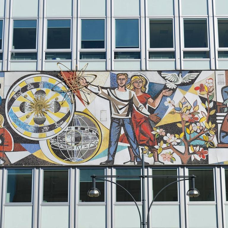 Das Fries von Walter Womacka am Haus des Lehrers am Alexanderplatz, Berlin