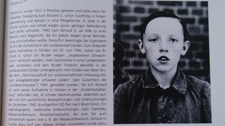 Porträt des NS-"Euthanasie"-Opfers Richard G. im Ausstellungskatalog "Verlegt nach Hadamar. Die Geschichte einer NS-'Euthanasie'-Anstalt"