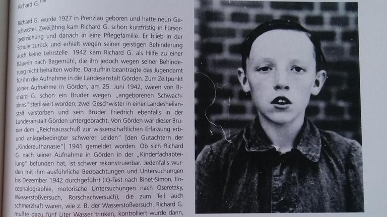 Porträt des NS-"Euthanasie"-Opfers Richard G. im Ausstellungskatalog "Verlegt nach Hadamar. Die Geschichte einer NS-'Euthanasie'-Anstalt" Porträt des NS-"Euthanasie"-Opfers Richard G. im Ausstellungskatalog "Verlegt nach Hadamar. Die Geschichte einer NS-'Euthanasie'-Anstalt"