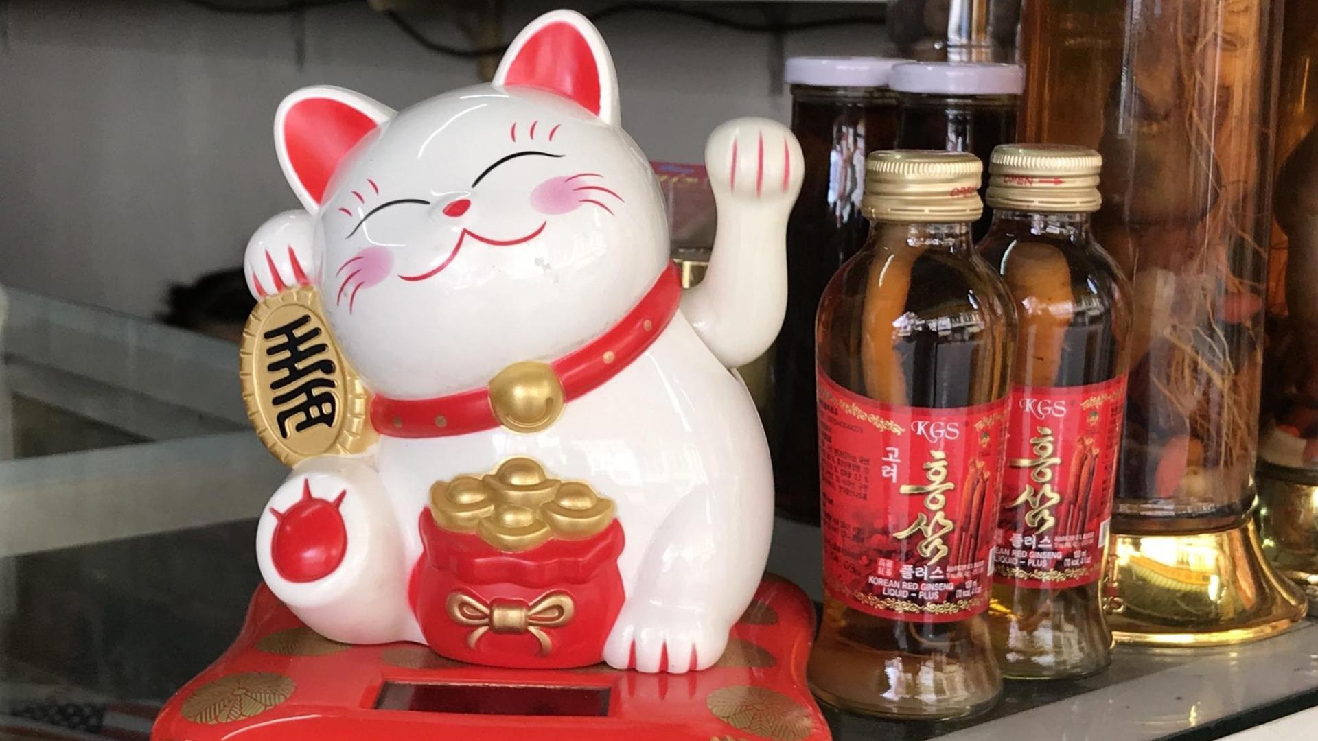 Lucky Cat - Glueckskatze in einem Laden in Cholon, Ho Chi Minh Citys Chinatown - Chinesenviertel - in der suedvietnamesischen Metropole Saigon - Kein Name passt besser zu diesem Stadtteil als Cho Lon, Grosser Markt, denn in den quirligen Strassen sind die Bewohner mit nichts anderem beschaeftigt als mit dem Handel von Waren. Die heutigen Distrikte 5 und 6 bildeten einst eine eigenstaendige Stadt. | Verwendung weltweit Lucky Cat - Glueckskatze in einem Laden in Cholon, Ho Chi Minh Citys Chinatown - Chinesenviertel - in der suedvietnamesischen Metropole Saigon - Kein Name passt besser zu diesem Stadtteil als Cho Lon, Grosser Markt, denn in den quirligen Strassen sind die Bewohner mit nichts anderem beschaeftigt als mit dem Handel von Waren. Die heutigen Distrikte 5 und 6 bildeten einst eine eigenstaendige Stadt. | Verwendung weltweit