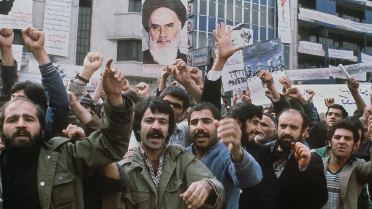 Iranische Demonstranten vor der US-Botschaft in Teheran rufen anti-amerikanische Slogans und halten ein Bild des Revolutionsführers Ayatollah Ruhollah Khomeini hoch 
