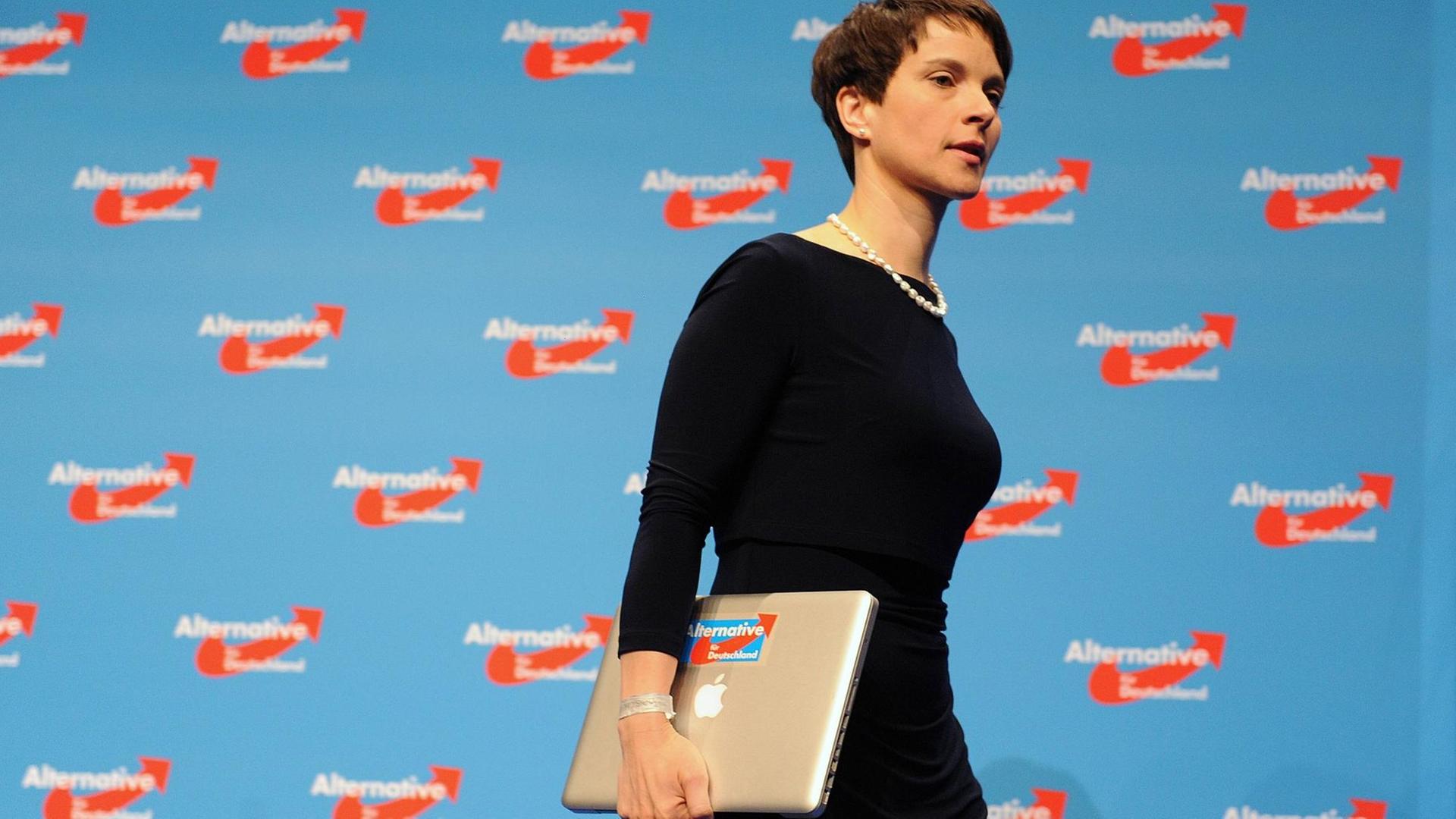 Frauke Petry mit ihrem Laptop auf dem Parteitag der AfD. Frauke Petry mit ihrem Laptop auf dem Parteitag der AfD.