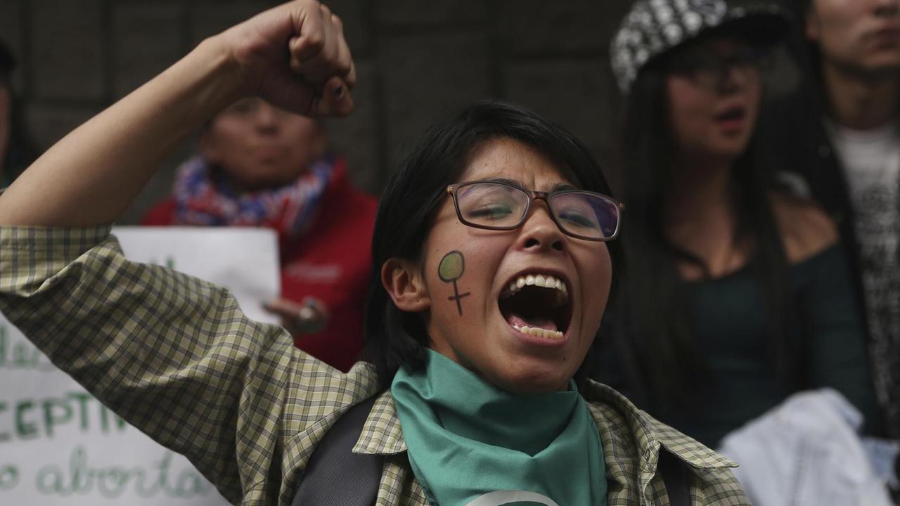 Eine Bolivianerin demonstriert mit erhobener Faust.