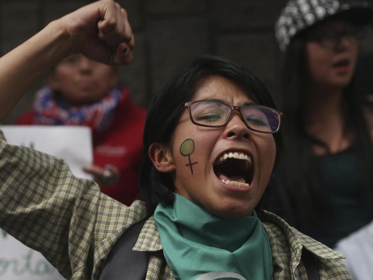 Eine Bolivianerin demonstriert mit erhobener Faust.