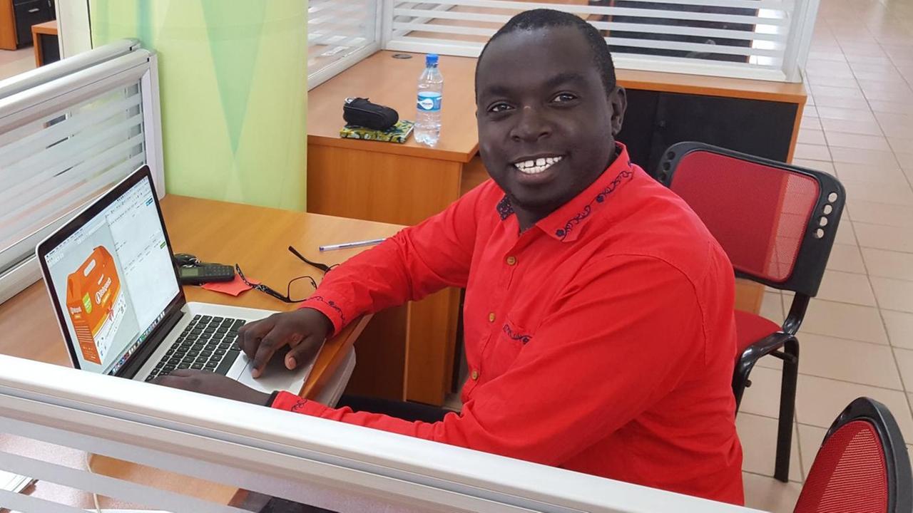 Felix Kimaru ist einer der hoffnungsvollen Start-up-Unternehmer Kenias. Er sitzt am Laptop in einem Großraumbüro und lächelt. Felix Kimaru ist einer der hoffnungsvollen Start-up-Unternehmer Kenias. Er sitzt am Laptop in einem Großraumbüro und lächelt.