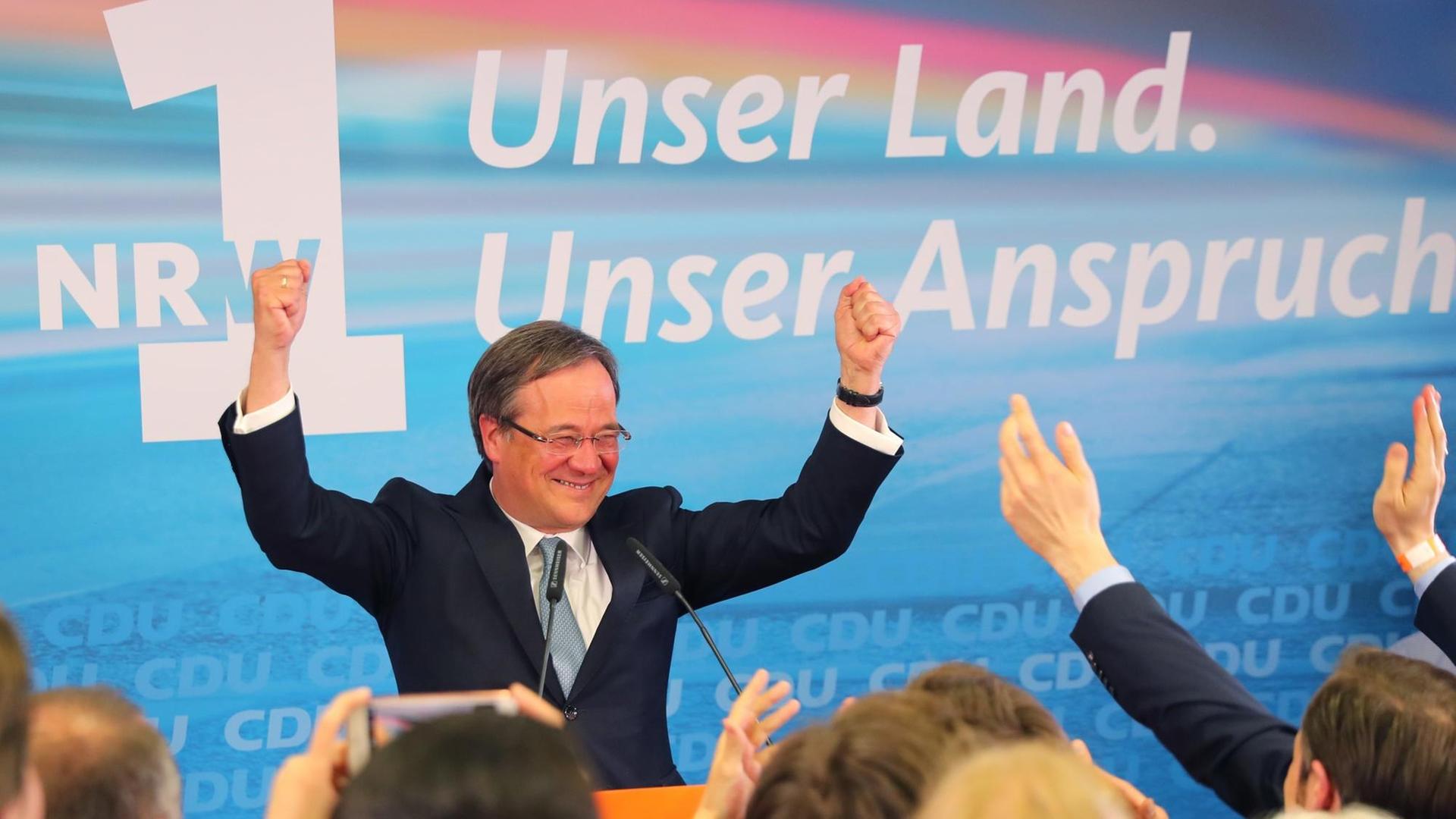 Der Spitzenkandidat der CDU, Armin Laschet, jubelt am 14.05.2017 in Düsseldorf (Nordrhein-Westfalen) nach der Bekanntgabe der ersten Ergebnisse auf der CDU-Wahlparty. Der Spitzenkandidat der CDU, Armin Laschet, jubelt am 14.05.2017 in Düsseldorf (Nordrhein-Westfalen) nach der Bekanntgabe der ersten Ergebnisse auf der CDU-Wahlparty.