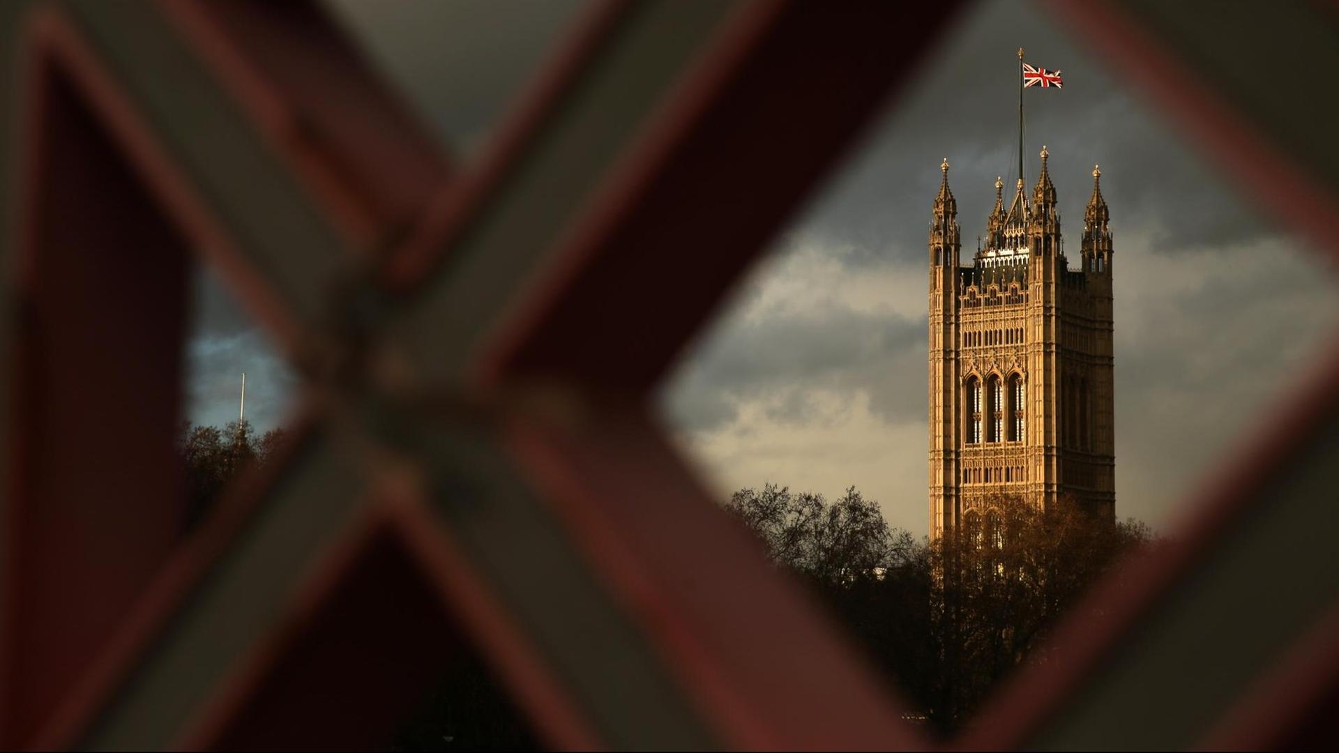 Die britische Flagge auf dem Victoria Tower des Westminster-Palasts in London Die britische Flagge auf dem Victoria Tower des Westminster-Palasts in London