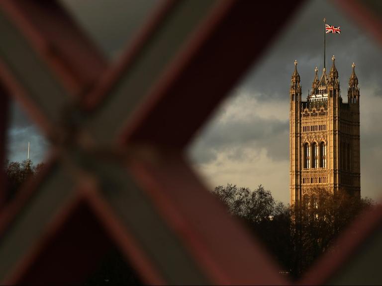 Die britische Flagge auf dem Victoria Tower des Westminster-Palasts in London