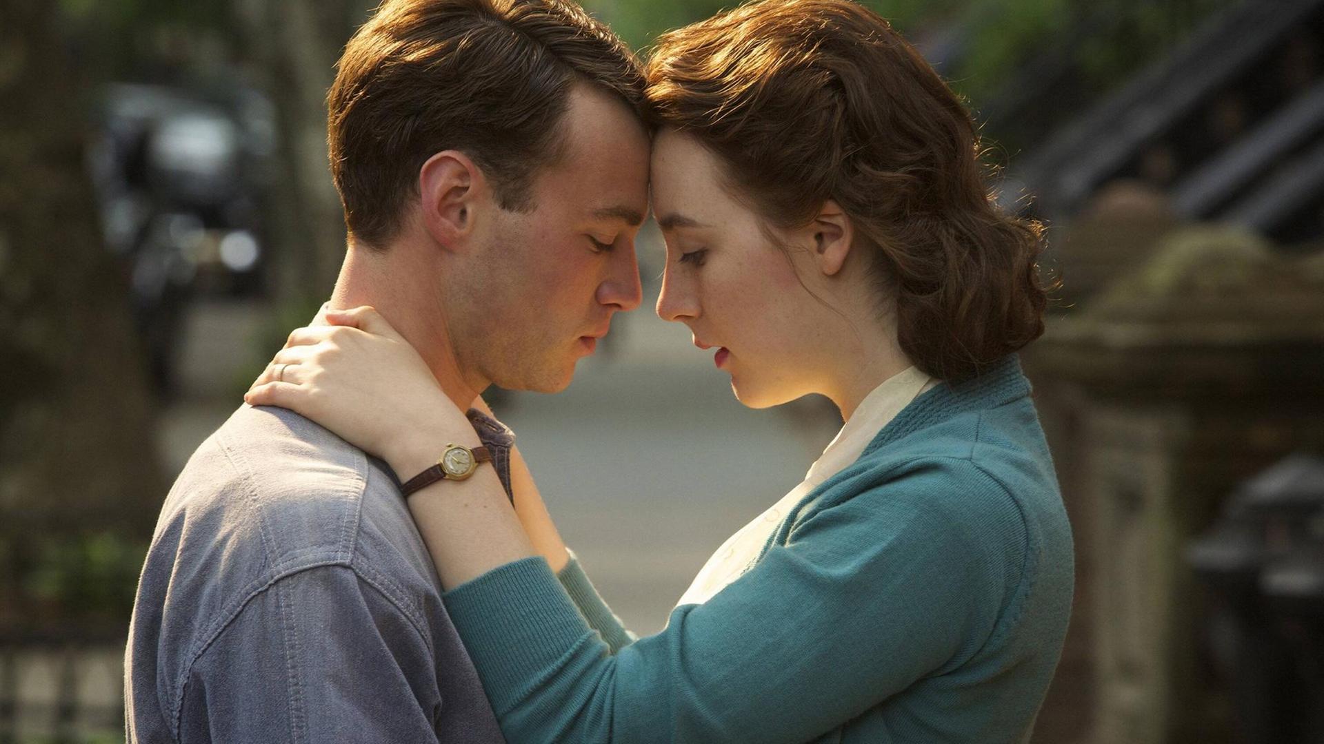 Szene aus dem Film "Brooklyn" mit Emory Cohen und Saoirse Ronan Szene aus dem Film "Brooklyn" mit Emory Cohen und Saoirse Ronan
