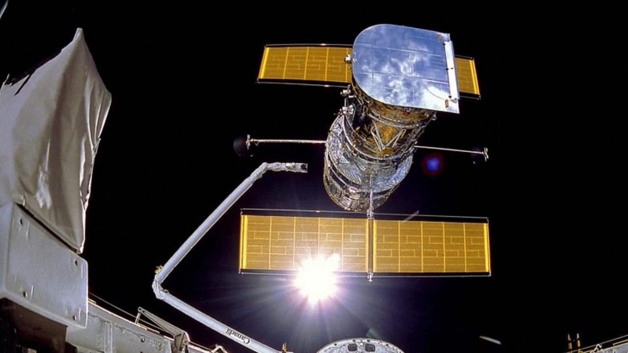 Das Bild zeigt, wie das Space Shuttle Discovery das Weltraumteleskop Hubble aussetzt.