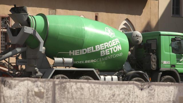 Ein Zementmischlaster mit der Aufschrift "Heidelberger Beton" des Weltunternehmens Heidelberger Zement steht an einer Baustelle